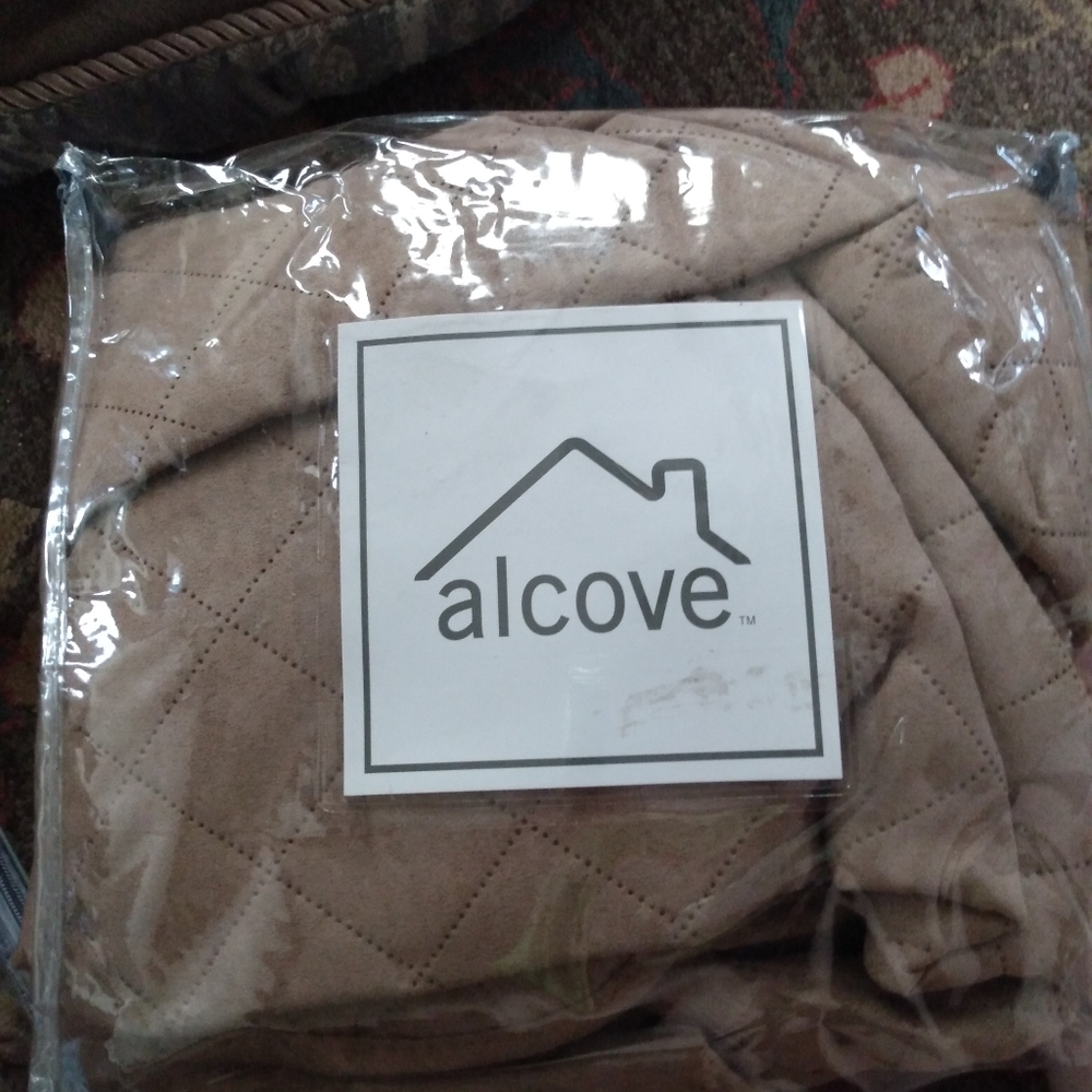 Alcove sofa protector